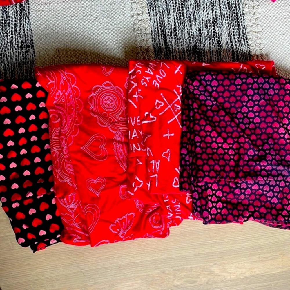 Lot of 4 pairs valentine lularoe. Heart theme TC leggings Like new.